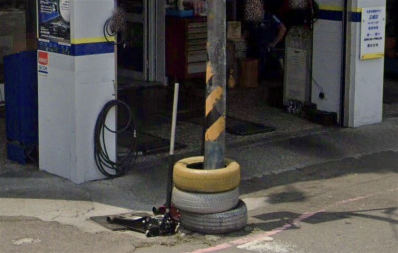 台中紅綠燈號誌桿底的輪胎引起網友好奇，輪胎行老闆揭密作用與安裝方式。   圖：翻攝自Google Map