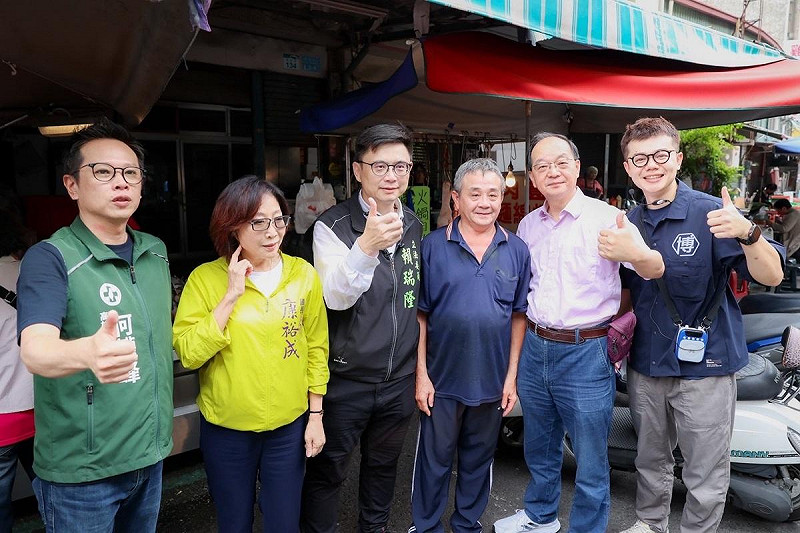賴瑞隆(左三)在王瑞德(右二)、康裕成(左二)、何權峰(左一)、張博洋(右一)陪同下，前往三民區建興市場掃街拜票。   圖：賴瑞隆辦公室/提供