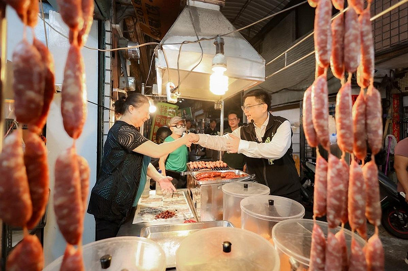 賴瑞隆(右)關心受這波非洲豬瘟影響的市場肉商。   圖：賴瑞隆辦公室/提供