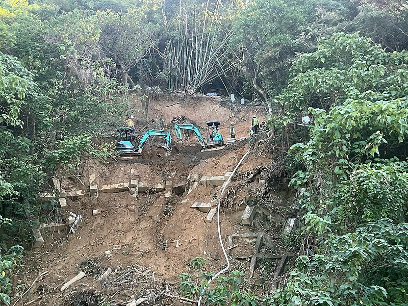 台北山區連日的大雨，造成台北市部分地區山坡滑落。   圖：翻攝自 李四川 臉書