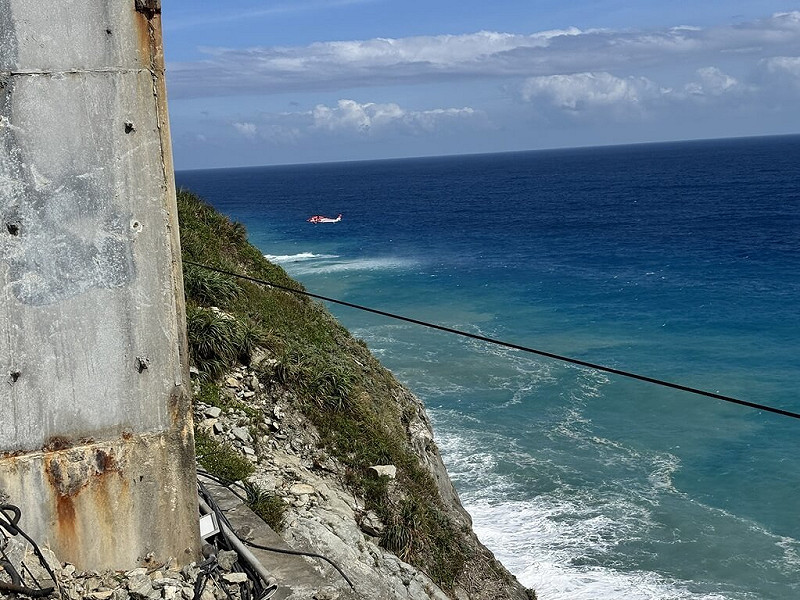 16人組成的團體遊客9日到蘇花公路象鼻隧道下方海灘攀岩遊憩，其中1名女子被大浪捲走溺斃；獲報後，海巡出動無人機搜索，經定位確認溺水者位置後，隨即由空勤總隊出動直升機執行吊掛任務。（花蓮縣消防局提供）中央社記者李先鳳傳真　114年11月9日   