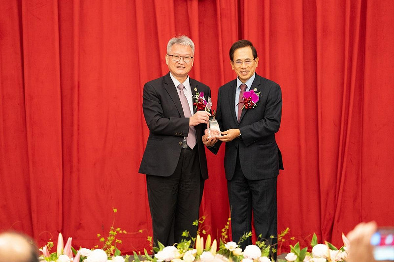 中山醫大於65週年校慶頒授吳元煌名譽博士學位，由同窗邱文達（右）代為領取。   圖：中山醫大/提供