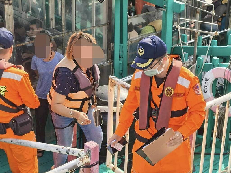 海巡署中部分署第四岸巡隊東石安檢所9日上午於專門搭載乘客遊外傘頂洲船舶「凱旋3號」執行出港人員核對勤務時，發現一名女乘客（中）為竊盜案通緝對象，隨即依法逮捕移交嘉義警方。（海巡署提供）中央社記者蔡智明傳真　114年11月9日   
