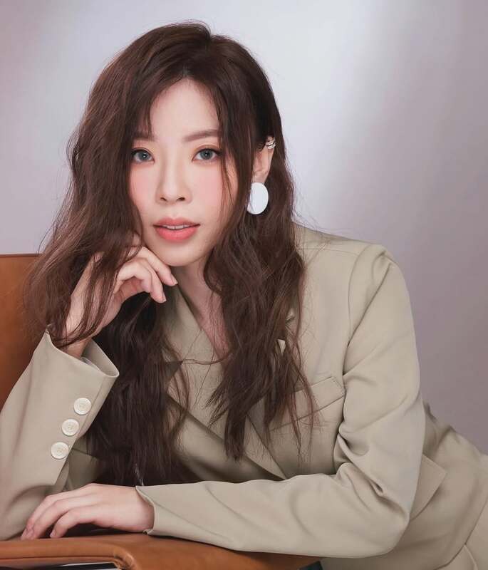 台語女歌手鍾綺昨（8）日在社群平台上發布影片吐槽朋友一大早打電話來「吐槽台灣」。   圖：翻攝自 鍾綺IG