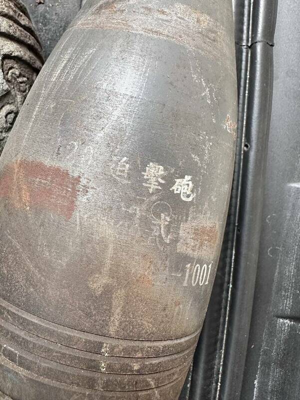 台南永康民宅驚現迫擊砲彈，二手商報警處理。   圖：翻攝畫面