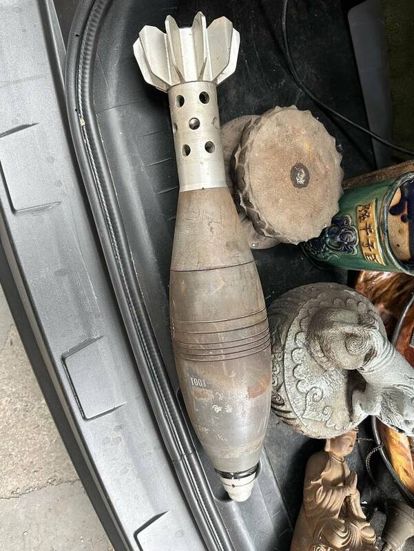 軍方人員到場檢視後確認該砲彈屬「已擊發過的照明彈」，無危險性。   圖：翻攝畫面