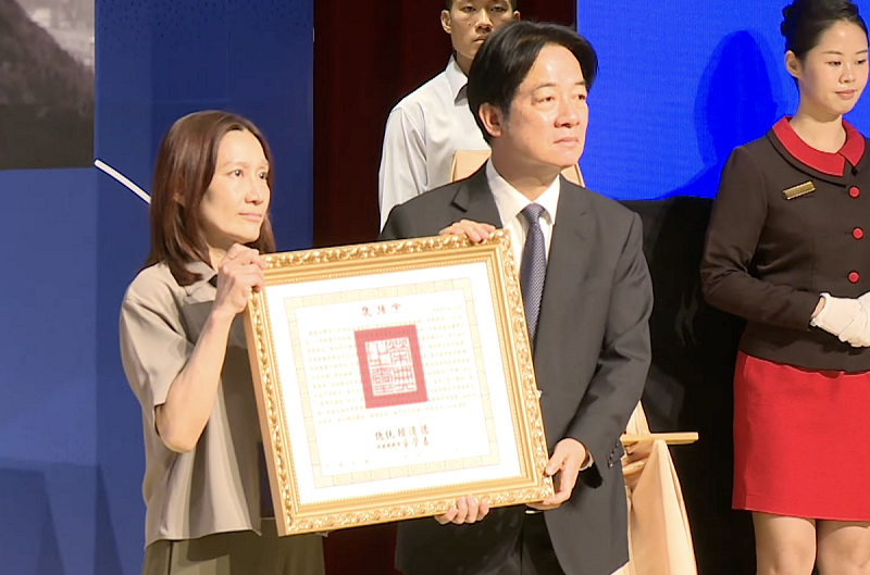 總統賴清德今頒贈「超人醫師」徐超斌褒揚令，由徐超斌夫人仇芸代表接受。   圖：總統府 / 提供