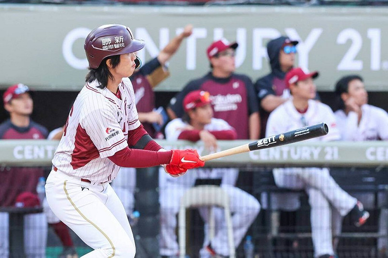 2025桃園亞洲職棒交流賽樂天桃猿9日與韓職KT巫師隊交手，桃猿劉子杰（圖）6局下代打敲出超前2分砲，助隊終場以6比3搶勝，獲選MVP。（桃園市政府提供）中央社記者謝靜雯傳真　114年11月9日   