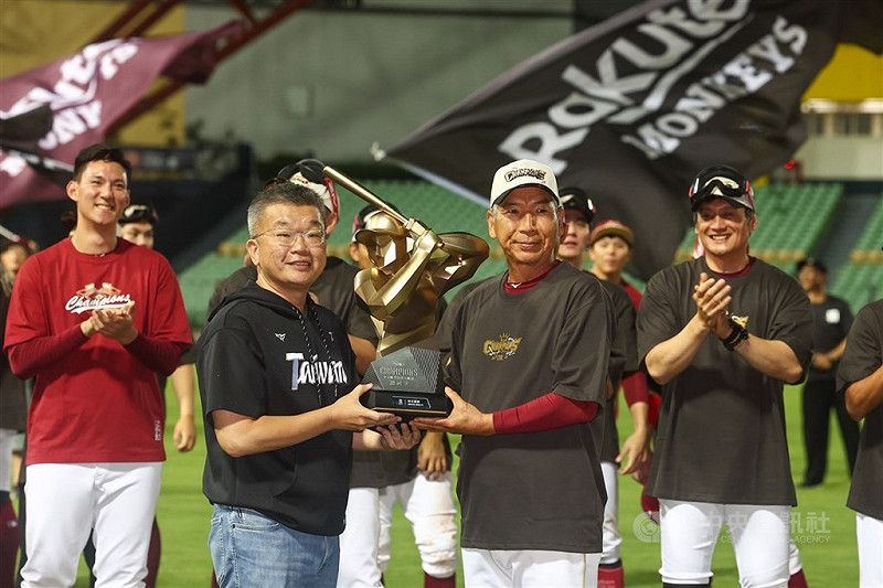 總教練古久保健二率樂天桃猿奪下中職總冠軍、9日公告將卸任。古久保健二落淚對球員說：「遺憾無法繼續帶領大家」。（中央社檔案照片）   