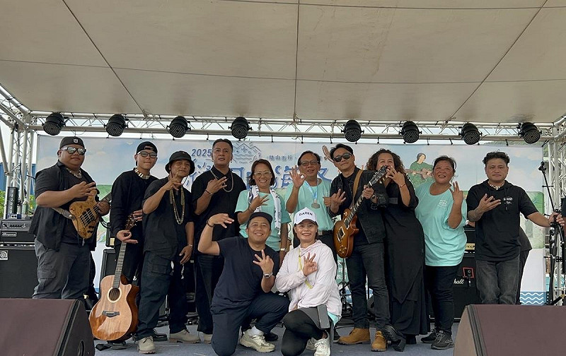 2025縫迴山海祭路跑暨市集音樂會，達仁鄉長陳新輝(右五)及表演團體「三十而立」合影。   圖：臺東縣達仁鄉公所/提供