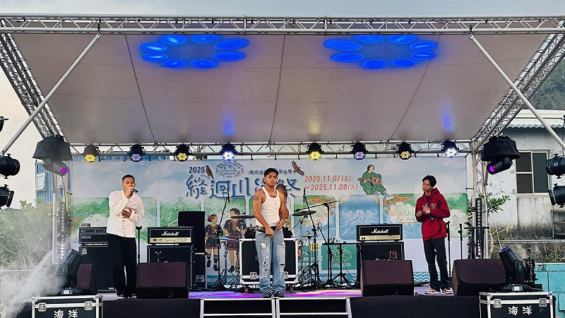 「山海音樂會」由原住民表演團體輪番上陣。   圖：臺東縣達仁鄉公所/提供
