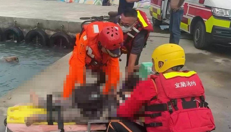 鄧姓男子9日在宜蘭縣頭城鎮桶盤堀漁港外堤垂釣時，遭強浪拍擊落海，同行友人合力將其救起，救援人員抵達時，落海的鄧男已失去生命徵象，經送醫搶救仍宣告不治。（讀者提供）中央社記者王朝鈺傳真　114年11月9日   