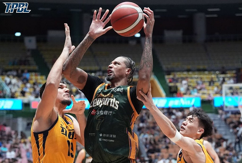 台灣職業籃球大聯盟（TPBL）桃園台啤永豐雲豹9日主場迎戰新北中信特攻，雲豹靠著洋將麥卡洛（Chris McCullough）（中）在決勝節獨攬18分，終場以85比78上演逆轉勝，延續開季5連勝。（TPBL提供）中央社記者陳容琛傳真　114年11月9日   