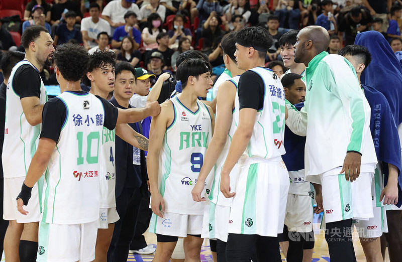 台灣職籃P.LEAGUE+新軍洋基工程9日作客台北和平籃球館與台北富邦勇士交手，終場以106比133吞敗，無緣隊史首勝，賽後選手在場中致意。中央社記者張新偉攝　114年11月9日   