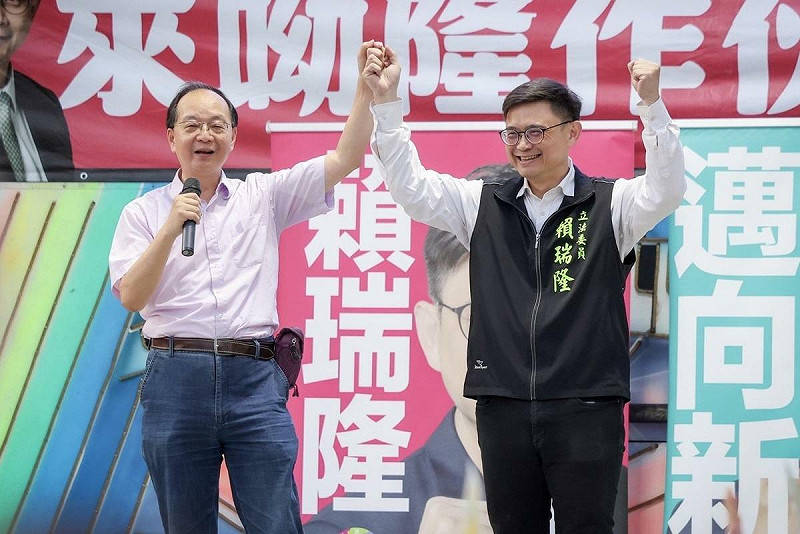 王瑞德(左)半年來第18次專程南下高雄為賴瑞隆(右)輔選。   圖：賴瑞隆辦公室/提供