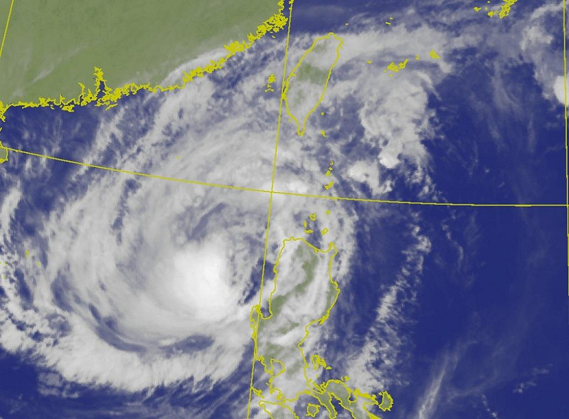 鳳凰颱風已從菲律賓出海，準備北轉侵襲台灣。   圖：中央氣象署