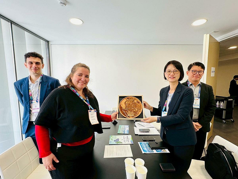 高雄市政府分享智慧交通發展現況，張淑娟(右二)與巴塞隆納進行深入交流。   圖：高雄市行國處/提供
