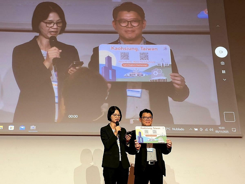 張淑娟(左)在歐盟IURC第1屆全球主題交流活動中，分享高雄發展智慧交通的城市經驗。   圖：高雄市行國處/提供