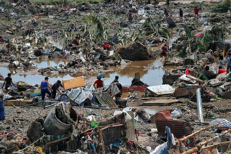 「鳳凰」颱風重創百萬菲律賓居民從家園撤離，且已致兩死。   圖：翻攝自 X @fxfrvr