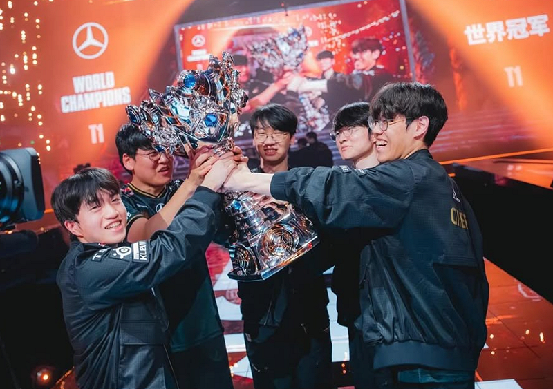 2025年《英雄聯盟》世界賽冠軍由T1奪下，這也是T1連續三年獲得世界賽冠軍。   圖：翻攝自T1 IG