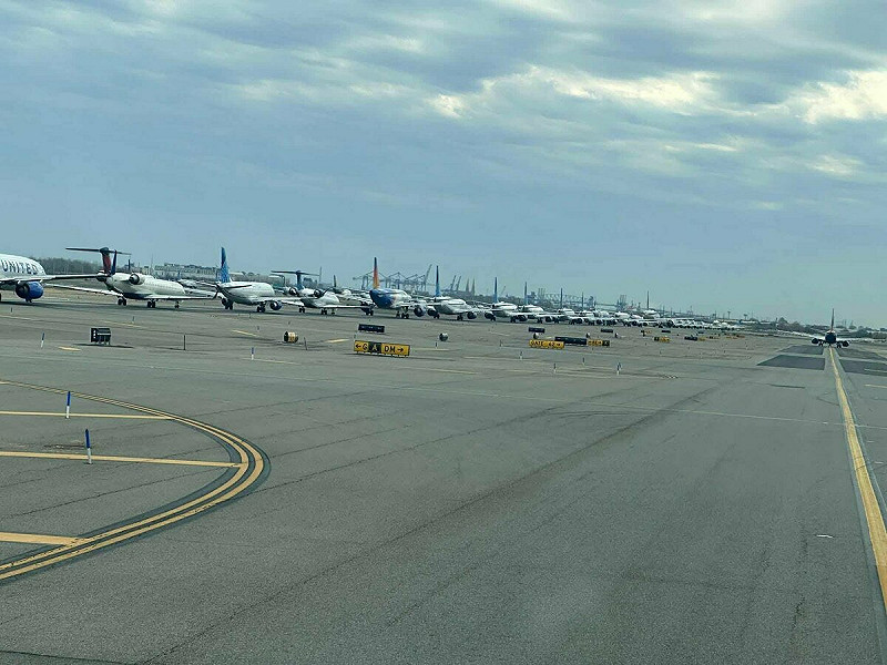 美國政府停擺連帶影響機場航班取消，紐約紐華克機場有50架以上的飛機在停機坪等待起飛。   圖：翻攝自 X @FlowEndor