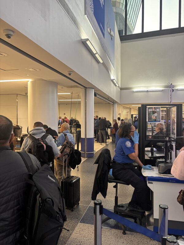 紐華克機場內無數員工在無薪的情況下仍辛勤工作。   圖：翻攝自 X @SullyCNBC