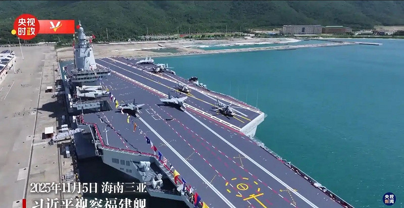  中國第三艘航艦「福建號（舷號18）」11月5日入列，官媒秀出「各型」艦載機，卻突顯非完整裝備的狀況。 圖：翻攝陸媒/央視新聞 