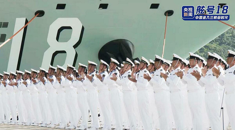  中國第三艘航艦「福建號（舷號18）」11月5日入列，新華社官宣渲染「2000人軍容壯盛」，卻無法顯示福建艦的能耐。 圖：翻攝陸媒/央視新聞 