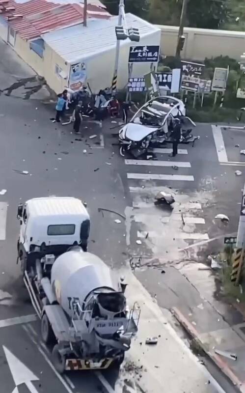 屏東1輛特斯拉發生車禍波及四貼機車，造成嚴重傷害。   圖：翻攝畫面