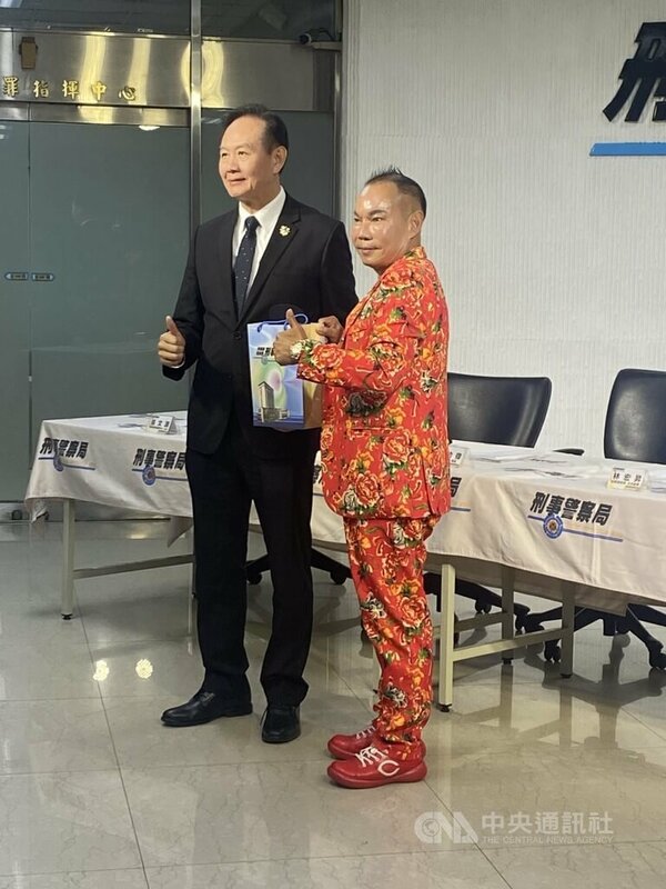 刑事局10日公布165打詐儀錶板統計，114年前9個月通報下架偽名人詐騙廣告1.7萬多則，甫遭詐團盜用影像賣貨的竹北吊車大王、啟德機械董事長胡漢龑（右）也現身說法，左為刑事局長周幼偉。中央社記者黃麗芸攝　114年11月10日   