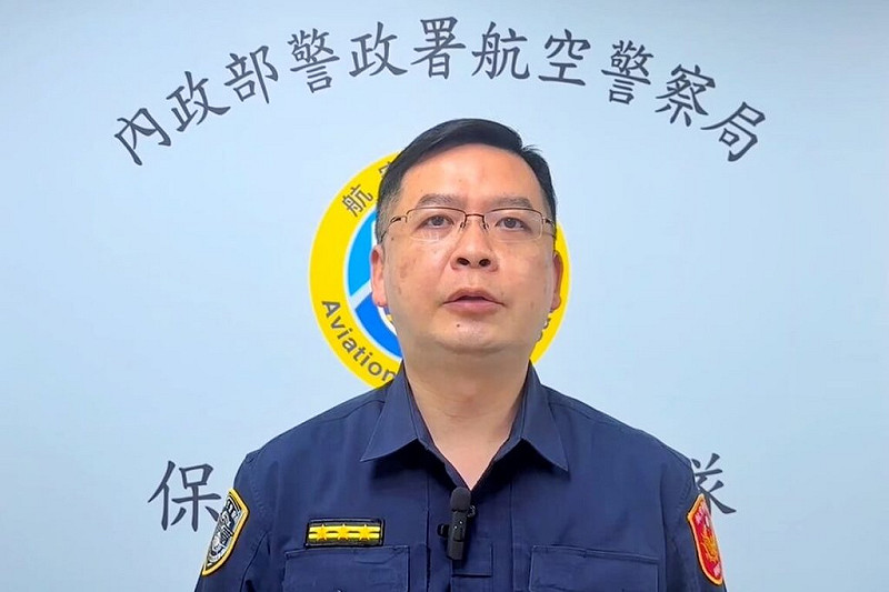 桃機9日發生違規載客租賃小客車不顧攔查加速逃逸險衝撞員警案，航警局保安警察大隊第二隊隊長林威邵（圖）10日接受媒體聯訪表示，將通知駕駛人與違規攬客行為人到案，依違反公路法、道路交通管理處罰條例等函請開罰。（航空警察局提供）中央社記者吳睿騏傳真　114年11月10日   