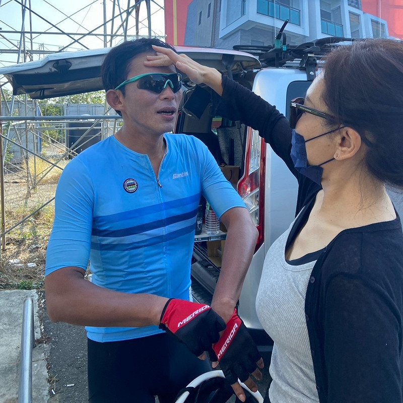 民眾黨主席黃國昌完成「北高360」，貼出老婆擦汗鼓勵照片   圖：黃國昌臉書