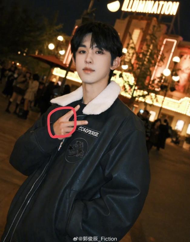 郭俊辰的右手背有一顆明顯的黑痣。   圖：翻攝自郭俊辰微博