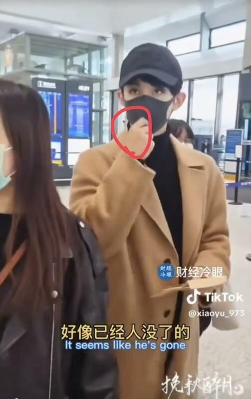 部分粉絲發現，機場影片中的「郭俊辰」手上的痣消失了。   圖：翻攝自Threads