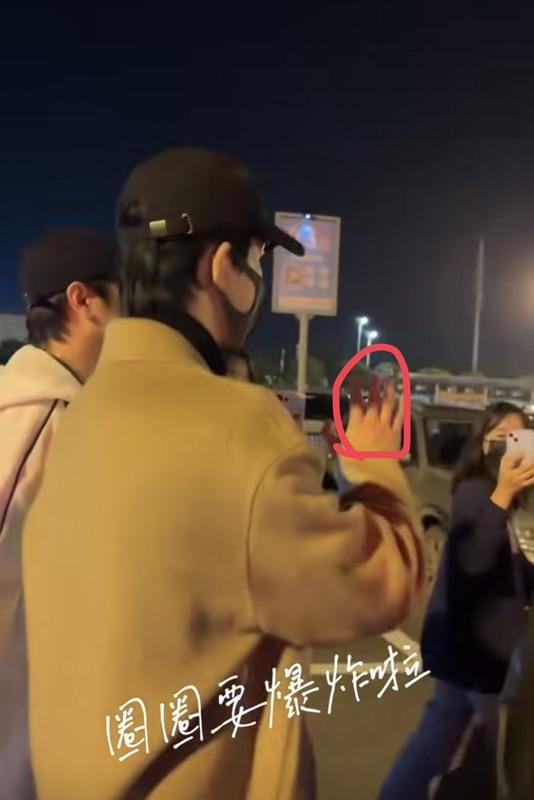 機場影片中的「郭俊辰」另一隻手也沒有痣。   圖：翻攝自Threads