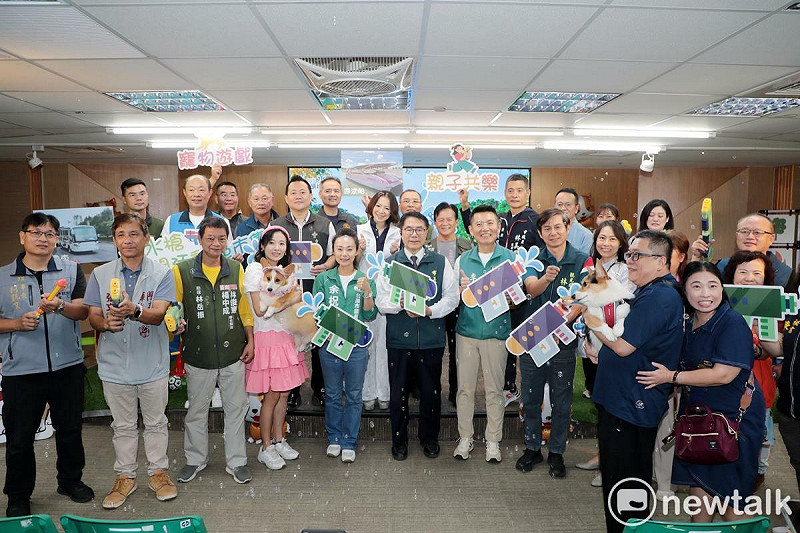 「2025虎頭埤水與綠萌寶戲水節」訂於11月16日熱鬧登場，台南市長黃偉哲今日主持記者會，宣布當日活動不僅有趣味十足的水槍闖關遊戲，還有豐富好禮、餐車美食與毛小孩遊樂區等豐富內容，歡迎市民朋友帶著全家以及毛小孩，一同來活動筋骨順便野餐趣味一下。   圖：台南市政府提供