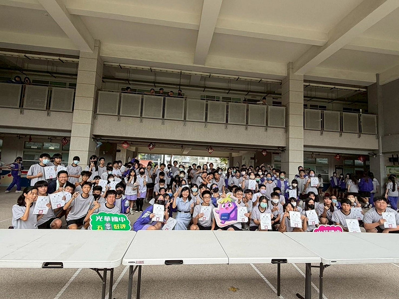 高雄市立光華國中校園，邀請攤車進校現場製作雞排，獎勵段考各班前3名同學。   圖：高市光華國中/提供