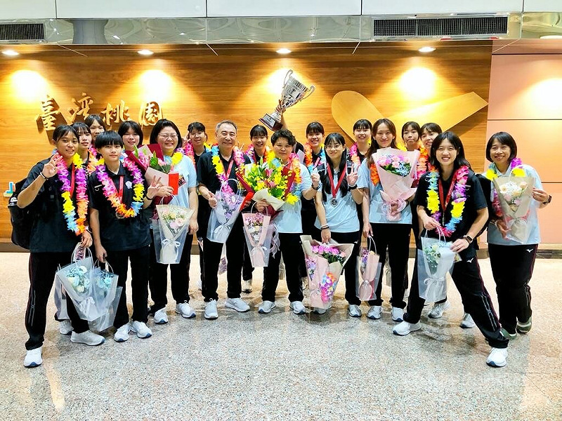 台灣在U16亞洲女子排球錦標賽拿下亞軍，球員及教練們10日下午搭機返抵國門，家長遠從台中等地到桃園國際機場，還特別準備花圈接機。中央社記者吳睿騏桃園機場攝　114年11月10日   