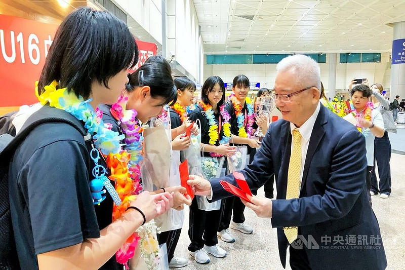 U16亞洲女子排球錦標賽在約旦落幕，台灣女排奪得亞軍，球員及教練們10日搭機返台，中華民國排球協會理事長龔建榮（前排右）送上歡迎花束及紅包，恭賀他們凱旋歸來。中央社記者吳睿騏桃園機場攝　114年11月10日   