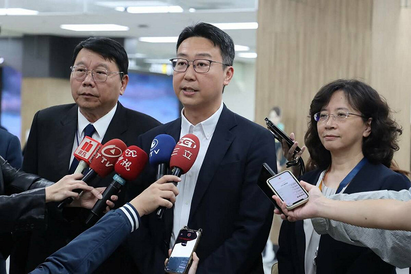 交通部長陳世凱（右二）宣布，澎湖緊急需求機位11日啟動。華信航空董事長陳大鈞（右三）亦表示全力配合。   圖：交通部提供