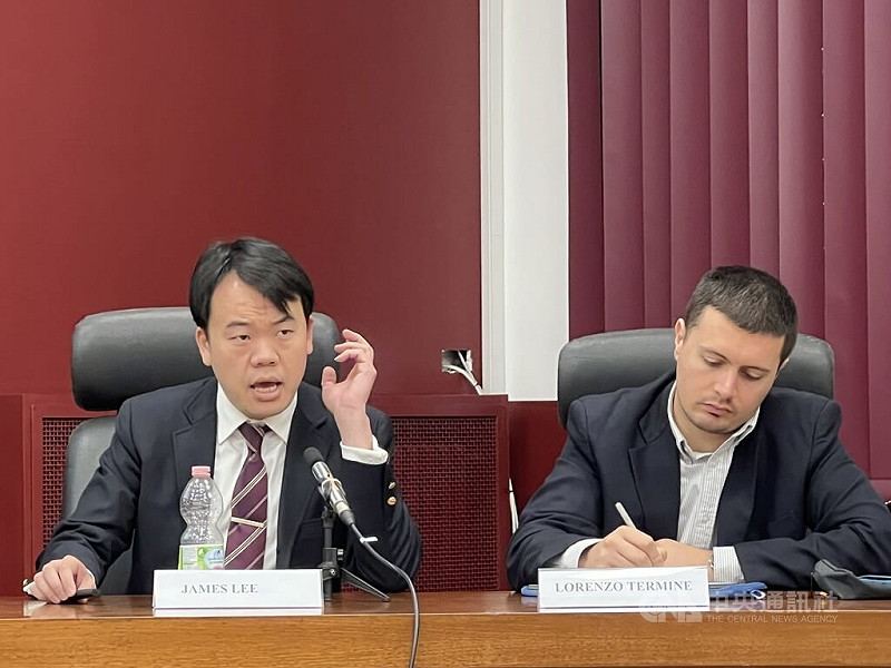 中研院助研究員李語堂（左）應邀參加羅馬智慧大學研討會並發表演說，探討為何亞洲沒有像北約這樣的共同防禦組織。中央社記者黃雅詩羅馬攝 114年11月11日   圖：中央社提供