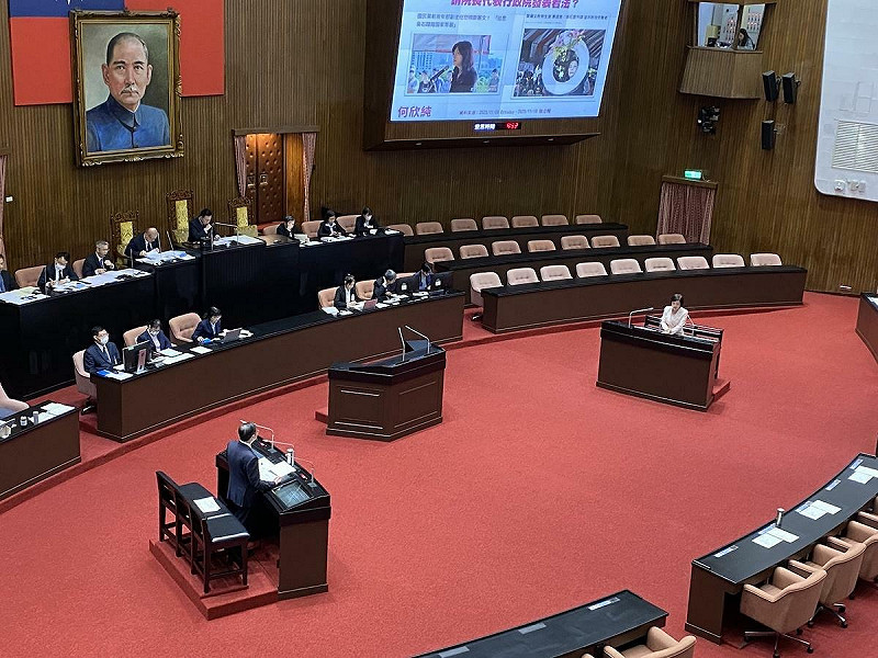 民進黨立委何欣純質詢提到國民黨主席鄭麗文時，行政院長卓榮泰稱她是有實力打敗國民黨主席的。而主席台上曾任國民黨主席的江啟臣聽了後則繼續低頭滑手機。   圖：林朝億/攝