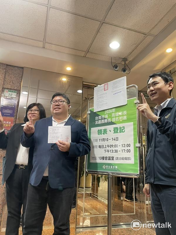  蔡易餘11月11日11點11分下筆完成登記參選嘉義縣長 圖：高逸帆／攝 