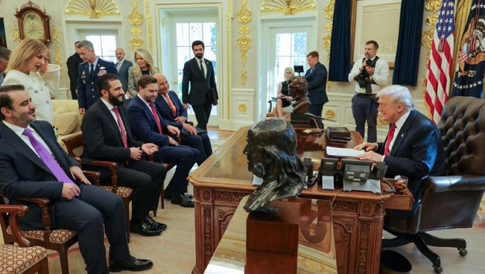 夏拉是近幾十年來首位拜訪白宮，並與時任美國總統會面的敘利亞總統。   圖：翻攝自 @__Inty__ X 帳號