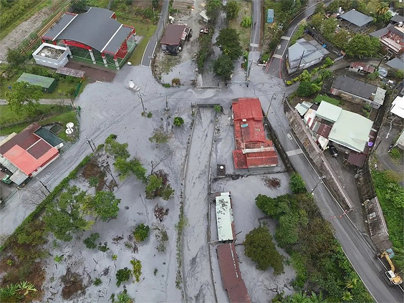 花蓮馬太鞍溪水位暴漲，下游明利村遭泥水侵襲的空拍畫面曝光.。   圖：明利村長提供