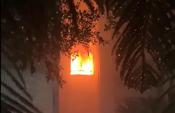 高雄大樓昨晚發生火警，警消獲報迅速撲滅，未造成人員傷亡。   圖：翻攝自臉書