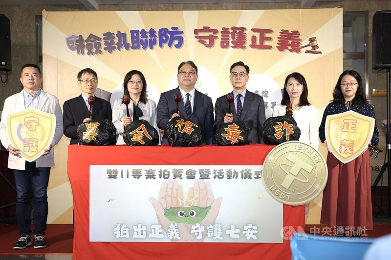 行政執行署舉行「五打七安－檢執聯防．守護正義」聯合宣示活動暨士林分署拍賣會，法務部政務次長黃世杰（左4）、行政執行署署長繆卓然（右3）、台灣高檢署主任檢察官吳慧蘭（左3）等人啟動儀式並合影留念。中央社記者翁睿坤攝　114年11月11日   