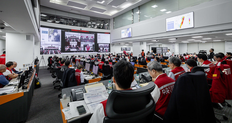  賴清德前往中央災害應變中心，視察「鳳凰」颱風防災應變整備工作。 圖：總統府提供 