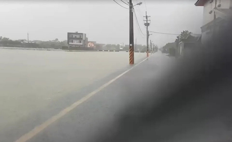 壯圍鄉美福地區農地的積水已經漫過路面。   圖：翻攝畫面