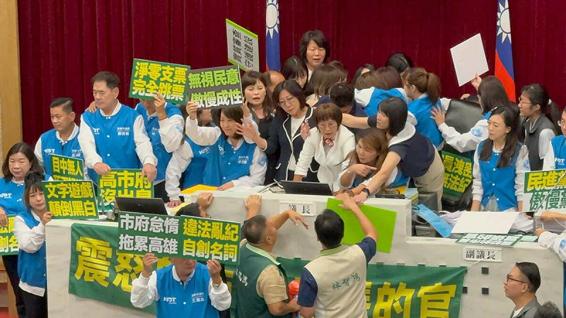國民黨團不滿陳其邁審查預算時離席憤而霸佔議場，民進黨團強烈譴責，並呼籲國民黨團應立即停止惡意杯葛、回歸理性問政。   圖：翻攝議員李雅靜臉書